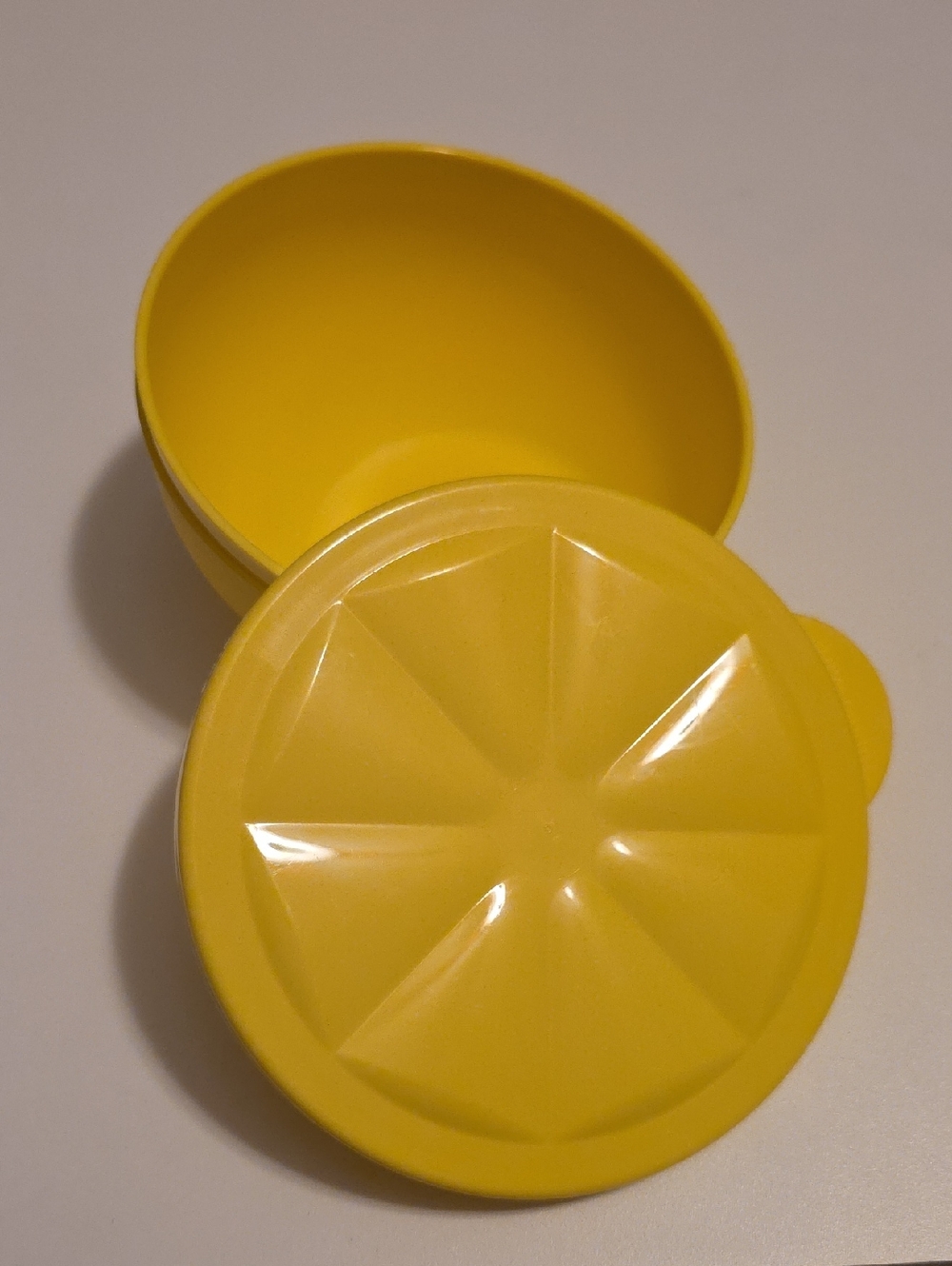 Tupperware Citrus Keeper Angled Citrus Container w/ Lid